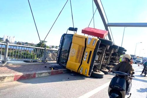 Xe sơ mi rơ-moóc được đi qua cầu Niệm từ đêm 26/10