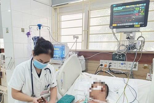 Vụ cháy nhà nghi liên quan sạc xe điện: Bé 16 tháng tuổi tử vong, người chồng vẫn phải thở máy