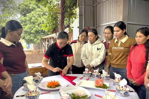 Chuyển đổi sinh kế cho phụ nữ vùng biên