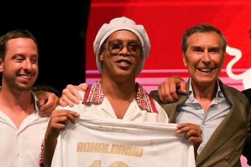 Cơn sốt tuổi 46 của Ronaldinho
