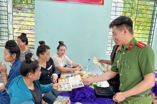 Công an Sam Mứn đưa pháp luật đến gần nhân dân