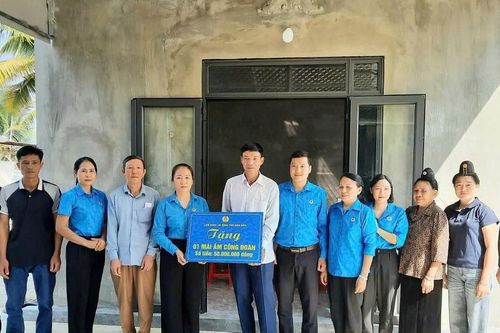 Trao tặng 'Mái ấm Công đoàn' cho đoàn viên khó khăn