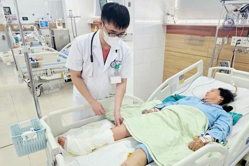 Đắp lá ớt chữa vết thương, người phụ nữ 65 tuổi suýt mất chân