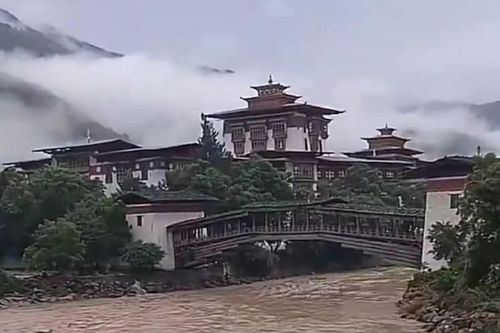 Vỡ hồ băng Himalaya, lũ quét cuồn cuộn đổ xuống Bhutan, 10.000 người Ấn Độ sơ tán