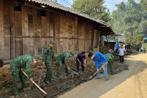 Bộ đội Biên phòng chung sức giữ gìn vệ sinh môi trường vùng biên giới