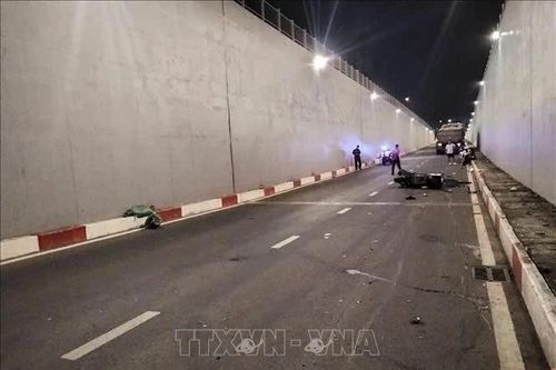 Xe máy va chạm xe ben trong hầm chui Phan Thúc Duyện, hai người tử vong