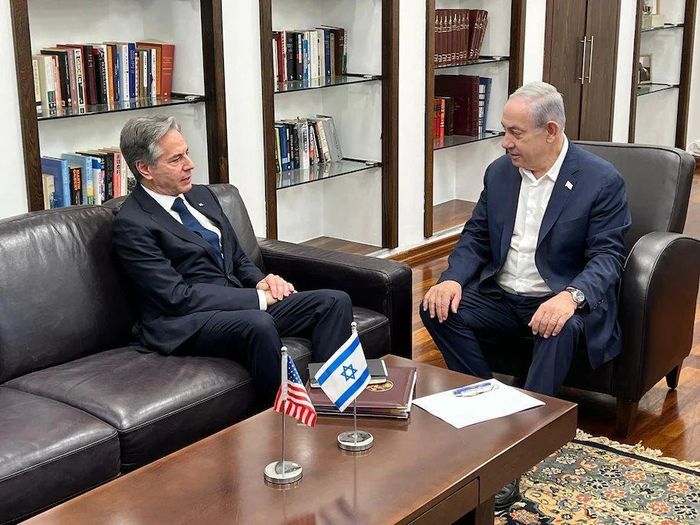 Thủ tướng Israel Benjamin Netanyahu hội đàm với Ngoại trưởng Mỹ Antony Blinken ở Tel Aviv - Ảnh: EPA