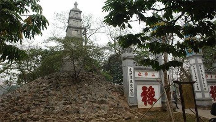 Đền Ngọc Sơn - Di tích lưu giữ tiêu bản cụ Rùa. - Ảnh: Kiên Trung 