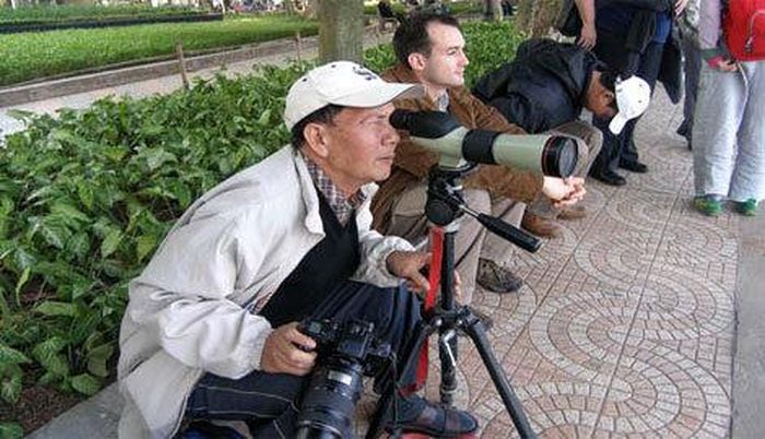 Ông Đức "rùa" nghiên cứu cụ rùa qua kính nhòm. - Ảnh: VTCnews 