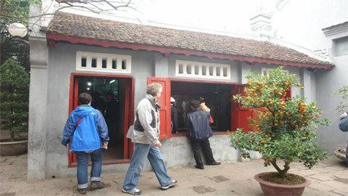 Khu vực đặt tủ kính giữ tiêu bản cụ rùa chết vào ngày 02/6/1967. - Ảnh: Kiên Trung
