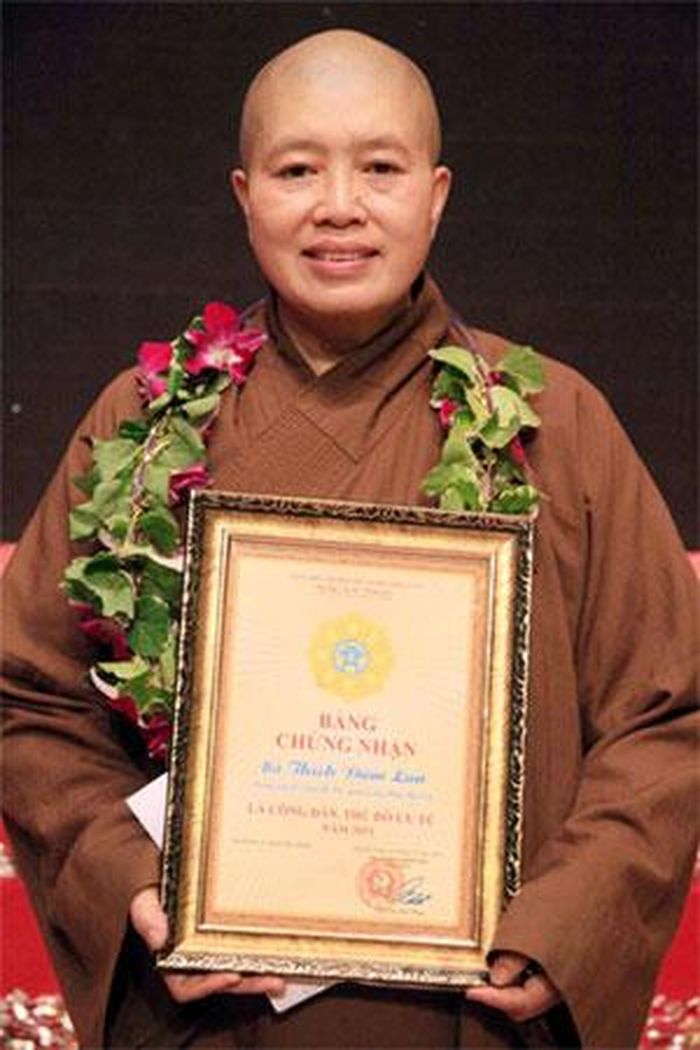  Sư Thầy Thích Đàm Lan nhận danh hiệu "Công dân Thủ đô ưu tú 2011" 