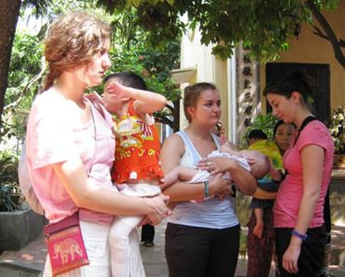  Các bạn tình nguyện viên người nước ngoài vui chơi với các trẻ mồ côi ở chùa Bồ Đề - Ảnh Chinhphu.vn 
