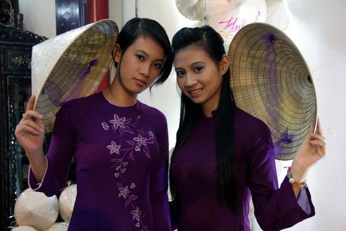 Làm duyên, làm dáng cùng với nón lá và áo dài rất Huế.