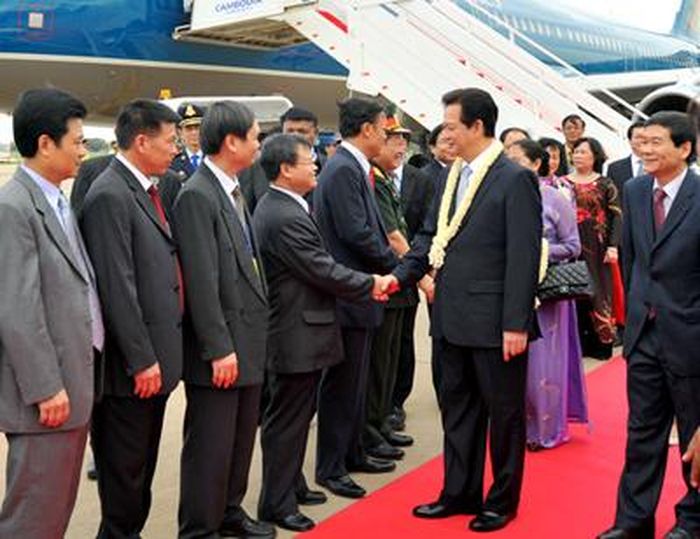  Lễ đón Thủ tướng Nguyễn Tấn Dũng và Đoàn đại biểu Việt Nam tại sân bay. - Ảnh: Chinhphu.vn 