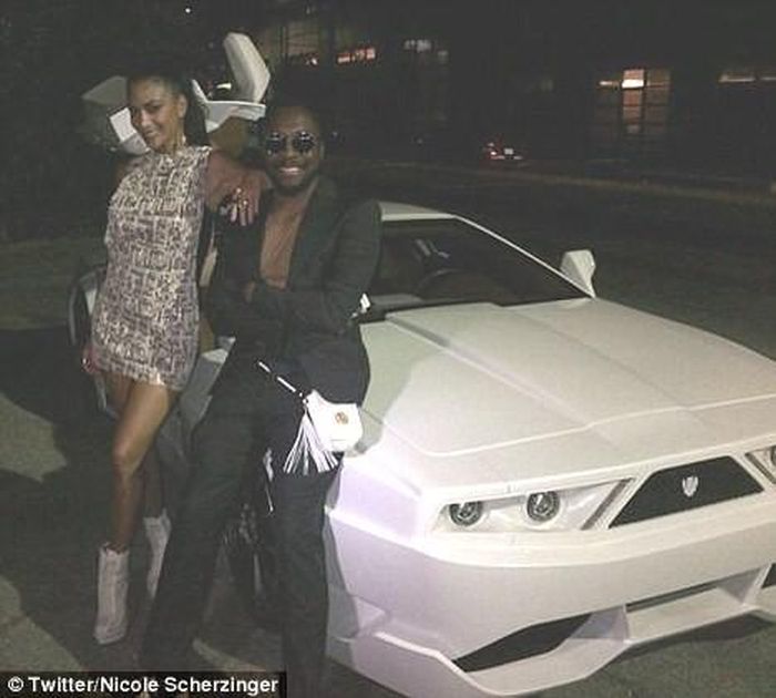 Ảnh của William và Nicole trước buổi party (đứng cạnh chiếc xe Delorean)