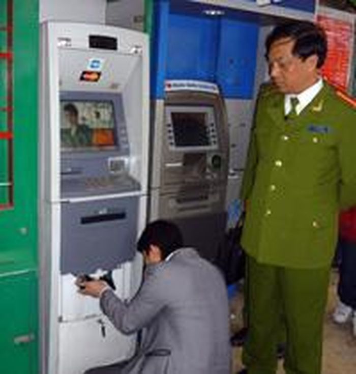 Thử nghiệm hệ thống báo động tại máy ATM. Ảnh: An ninh Thủ đô