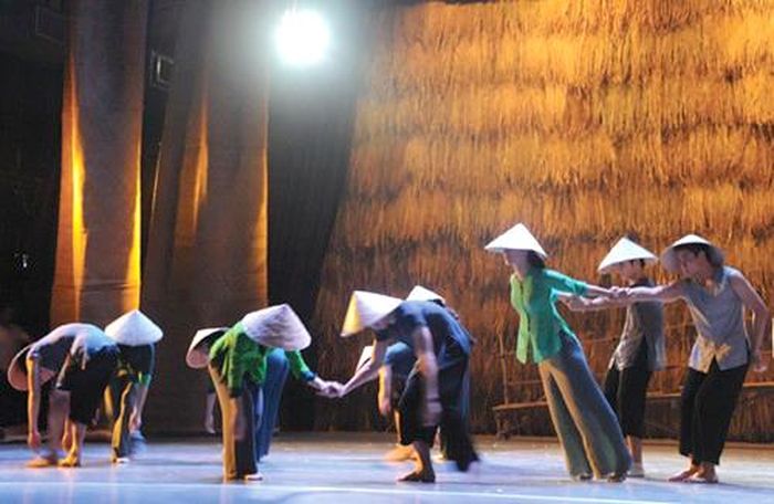 Cảnh trong vở múa Sương sớm