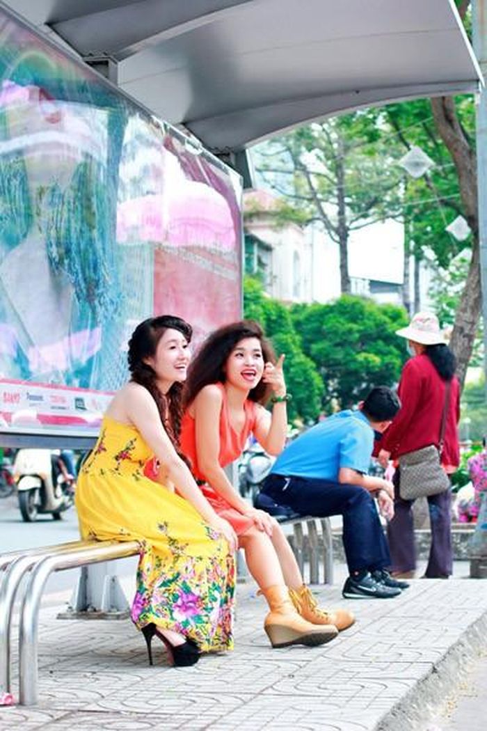  Đôi ankle boot da đế xuồng màu vàng nâu tuy "lệch tông" hoàn toàn với trang phục, phụ kiện nhưng lại tạo nên những mảng màu sắc đa dạng, tươi sáng, trẻ trung.