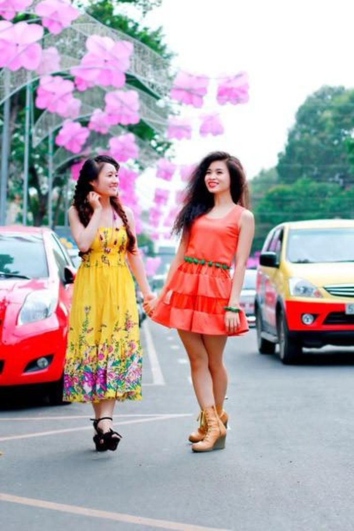  Bên cạnh cô bạn thân diện chiếc đầm vàng họa tiết rực rỡ, Đồng Lan cũng chẳng "kém cạnh", cô không chọn những chiếc đầm bay bổng, hoang dại mà lựa chọn cho mình chiếc đầm màu cam dáng xòe ngắn thật trẻ trung.