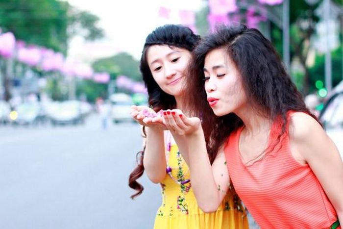  Nhưng nó lại giúp cho Đồng Lan trở nên nổi bật và không bị "chìm" khi xuất hiện cùng cô bạn của mình. 