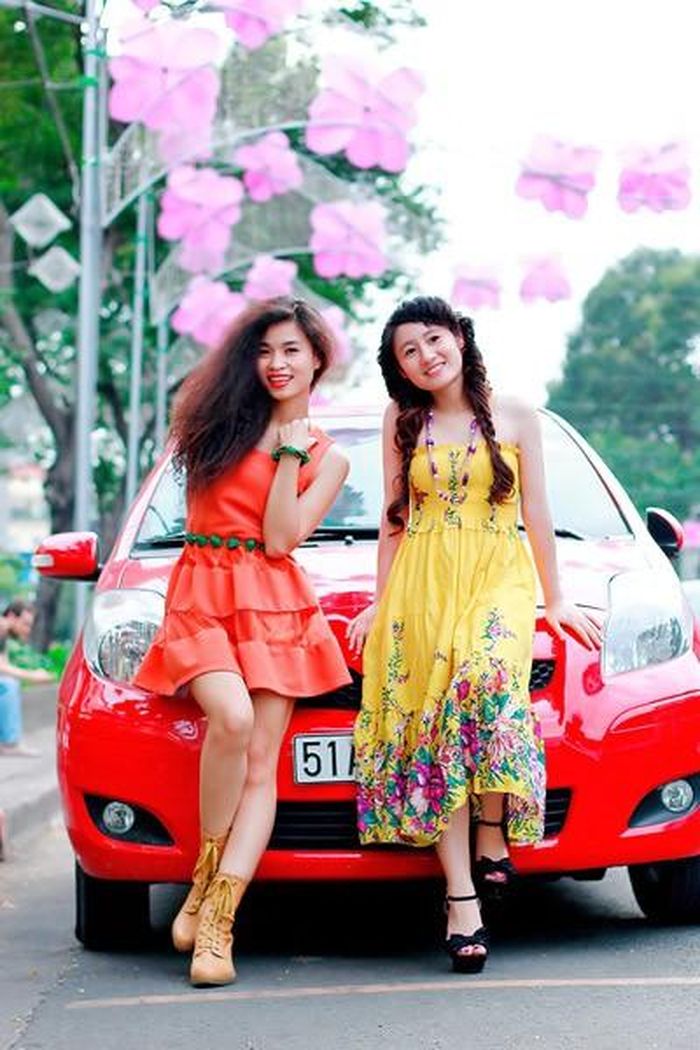  Diện chiếc đầm màu cam rực rỡ, Đồng Lan khá khéo léo khi lựa chọn chiếc thắt lưng bằng vải với họa tiết hoa xanh cùng chiếc vòng tay xuyệt tông. Sắc xanh của chiếc thắt lưng và vòng tay đã tạo điểm nhấn khiến cho chiếc đầm càng trở nên nổi bật.