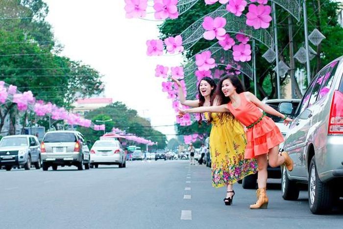  Và vui vẻ đùa vui, tạo dáng cùng cô bạn trên phố một cách tự nhiên.