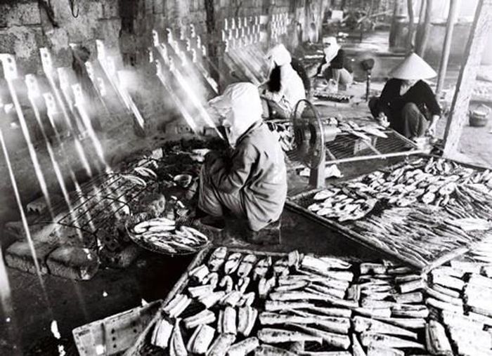 60 bức ảnh đen trắng trưng bày tại triển lãm là 60 khoảnh khắc sinh động, ca ngợi vẻ đẹp thiên nhiên, đất nước, con người trong qua các sinh hoạt thường nhật