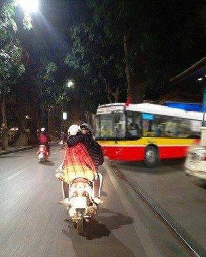 Lúc còn sống mình vẫn hôn người yêu như thế này đây.