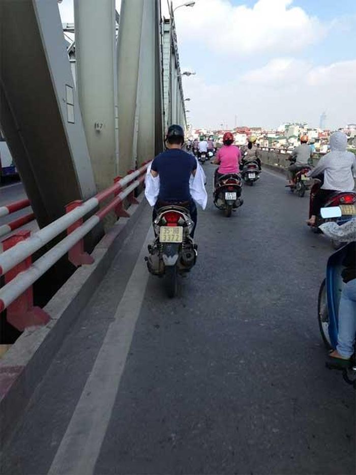 Vợ em dặn ra ngoài phải mặc áo chống nắng.