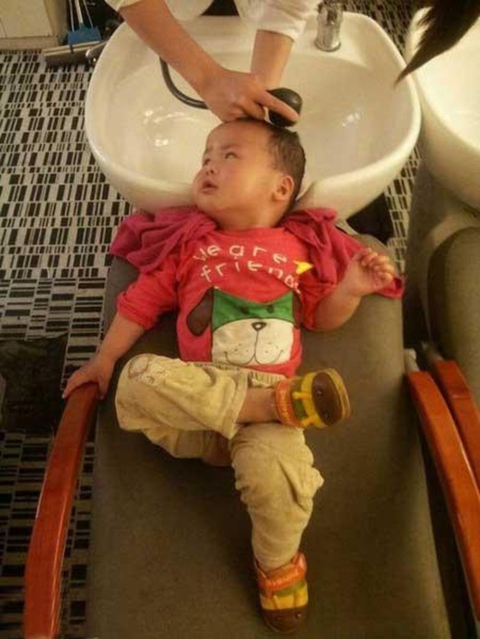 Bố cứ khen cô ấy gội dầu thích lắm, để check xem thế nào.