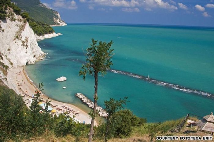 Bãi biển Numana nằm trong Công viên núi Conero, trên bờ biển Adriatic là một nơi tĩnh lặng, yên bình dành cho các du khách ở độ tuổi trung niên. 