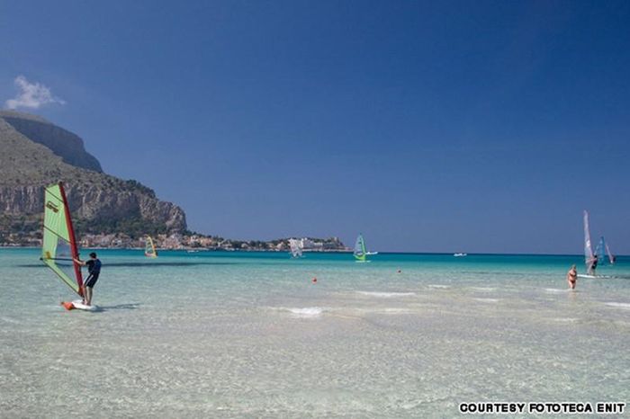  Bãi biển Mondello là nơi du khách có thể lướt sóng bằng thuyền buồm vào ban ngày và thưởng thức hải sản vào ban đêm. Không những thế, nó chỉ cách thủ phủ Palermo của đảo Sicily không xa. 