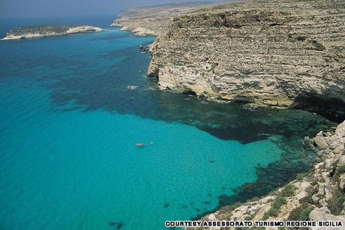  Đảo Lampedusa có vách đá trắng tinh, biển xanh như ngọc, có sa mạc và nhiệt độ cao như ở Châu Phi. 