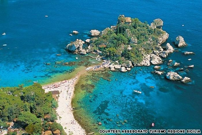 Bãi biển Isola Bella là một trong những bãi biển đẹp nhất, nổi tiếng nhất của đảo Sicily. 