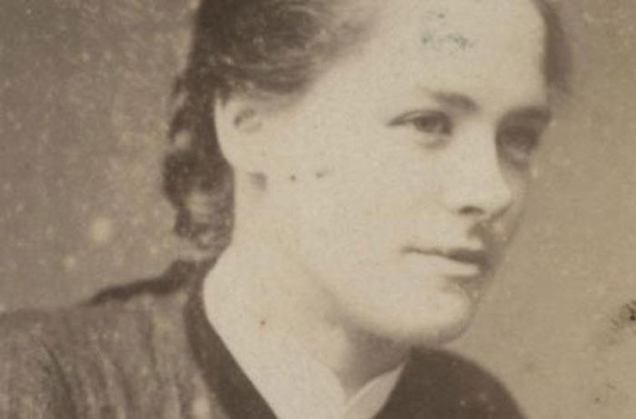 Maggie Hill (trong ảnh) nổi tiếng là người phụ nữ xinh đẹp nhưng cũng vô cùng độc ác. Ả thường đeo một chiếc nhẫn đính kim cương ăn trộm được. Với những kẻ làm điều chướng tai gai mắt, ả thường trừng trị bằng cách dùng nắm đấm với bàn tay có đeo chiếc nhẫn đặc biệt này khiến họ đau đớn quằn quại. 
