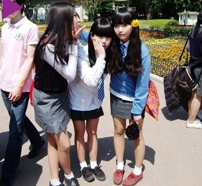  Nữ sinh tự tin đến trường với đồng phục nhiều màu sắc. 