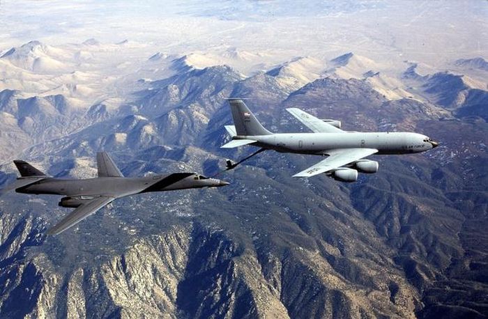 Cần tiếp nhiên liệu trên không giúp phạm vi hoạt động của B-1 Lancer gia tăng đáng kể.