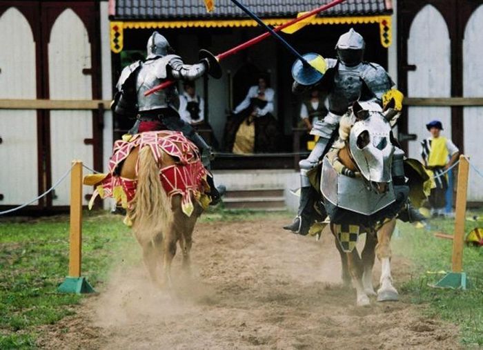 Cưỡi ngựa đấu thương là một trong những bài tập về chiến thuật chiến đấu thời trung cổ. Tuy nhiên, kể từ khi cuộc thập tự chinh kết thúc thì các hiệp sĩ không có nhiều cơ hội chiến đấu nữa. Vì vậy, nó trở thành một bộ môn thế thao thi đấu giữa các kỵ sĩ. Một nhóm kỵ sĩ sẽ chia thành 2 đội giao chiến với nhau mà không sử dụng ngựa. 