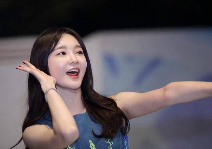Trước khi là một mẩu của nhóm nhạc tài năng Davichi, Kang Min Kyung đã là một gương mặt nổi tiếng trong giới trẻ Hàn Quốc vì vẻ đẹp trong sáng và gợi chút nét u buồn. 