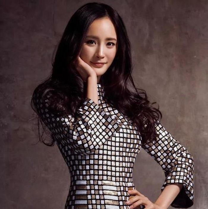 Sở hữu một gương mặt xinh đẹp và thân hình gợi cảm, vẻ đẹp của "tiểu Hoa đán" Dương Mịch được đánh giá là vượt trội hẳn so với những mỹ nhân khác của Trung Quốc. 