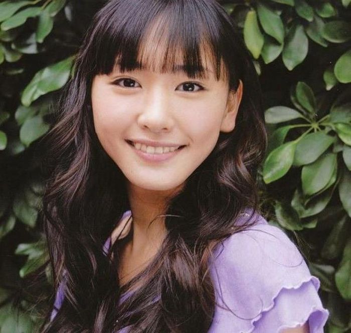 Yui Aragaki, là một thần tượng, diễn viên, ca sĩ, người mẫu người Nhật Bản. Với vẻ đẹp của mình, hiện nay cô được cho là một trong những thần tượng được yêu thích nhất tại Nhật Bản. 