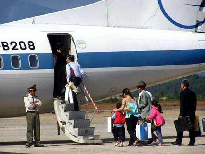 Trước khi có chuyến đi bằng máy bay, nếu có trục trặc về sức khỏe, bạn nên đi khám ngay.
