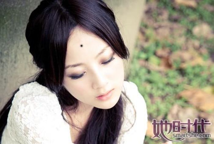 Theo nhân tướng học, nốt ruồi mọc giữa trán là biểu hiện của sự thanh cao. Dẫu gặp khó khăn, bạn cũng có thể vững vàng khắc phục, lật ngược tình thế. 