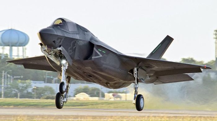 Lốp máy bay F-35B sau 10-11 lần cất hạ cánh là phải thay.