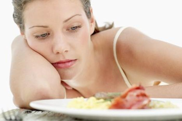  Tuyệt đối không nhịn bữa sáng. Không cung cấp đầy đủ dinh dưỡng cho cơ thể sau một giấc ngủ dài là nguyên nhân khiến bạn ngày một gầy yếu và không có sức sống chứ không phải giảm mỡ thừa trên cơ thể. Bỏ bữa sáng không giúp giảm cân mà còn tác dụng ngược.