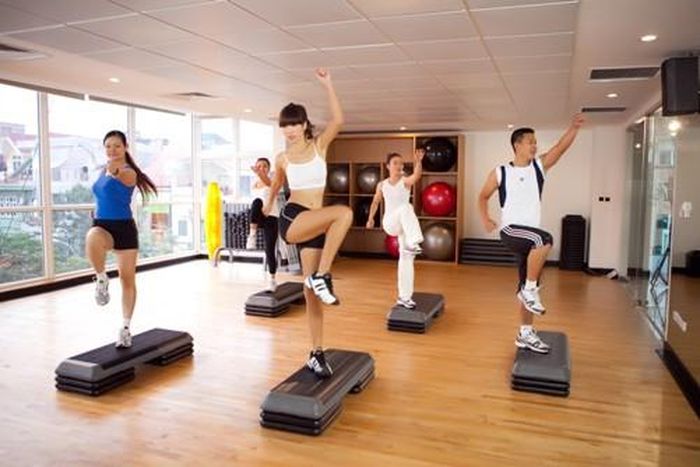  Tập aerobic với cường độ cao. Hãy đăng ký tham gia lớp tập luyện tại những câu lạc bộ aerobic ở công viên hoặc phòng tập thể dục thẩm mỹ để bạn có không khí tập luyện và động lực hơn. Đồng thời, bạn cần tham khảo ý kiến của hướng dẫn viên để có một chương trình tập luyện phù hợp để nhanh có một vòng eo như ý.