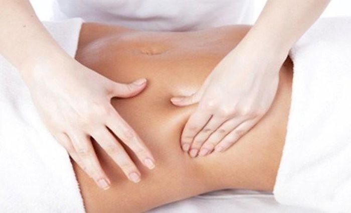 Massage. Bạn chà hai tay với nhau mạnh trong 15 giây, sau đó dùng tay massage bụng theo vòng tròn trong 1 phút. Thời điểm tốt nhất để thực hiện động tác này là sau khi ăn, trước khi ngủ và ngủ dậy. Sức nóng từ bàn tay bạn sẽ giúp đánh tan chất béo tích trữ ở vùng bụng. Massage bụng vòng tròn giúp tiêu hóa tốt hơn và mỡ bụng bớt tích tụ. 