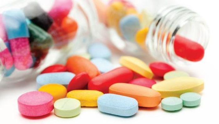  Cung cấp các loại vitamin trước khi sinh là điều cần thiết. Bạn cần cung cấp thêm cho cơ thể a-xít phô-lic, can-xi, và sắt khi đang mang thai. Cách tốt nhất để bổ sung chúng là qua các loại thức ăn bổ dưỡng. Nhưng vẫn nên bổ sung thêm vitamin trước khi sinh và/ hoặc các thực phẩm bổ sung do bác sĩ kê toa. Các loại vitamin này chứa nhiều dưỡng chất thiết yếu cho nhu cầu tăng trưởng và phát triển của trẻ. Một số phụ nữ có thai có thể cần thực phẩm bổ sung để nhận đủ một số vitamin cụ thể, chẳng hạn như sắt hoặc B12.