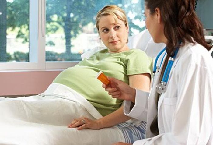 Hãy hỏi bác sĩ trước khi sử dụng thuốc. Trừ phi có chỉ định của bác sĩ, bạn không nên sử dụng bất kỳ loại thuốc nào trong khi đang mang thai, thậm chí là thuốc bán không theo toa như thuốc cảm lạnh hoặc thuốc dị ứng, thuốc kháng viêm, hoặc thuốc giảm đau. Bất cứ thứ gì mà bạn sử dụng rốt cuộc cũng ảnh hưởng đến em bé, vì vậy tốt nhất là giữ an toàn. Nếu bạn đã sử dụng thuốc trước khi mang thai thì bác sĩ có thể cho bạn biết liệu bạn có cần tiếp tục sử dụng không hoặc là điều chỉnh thuốc cho bạn. 