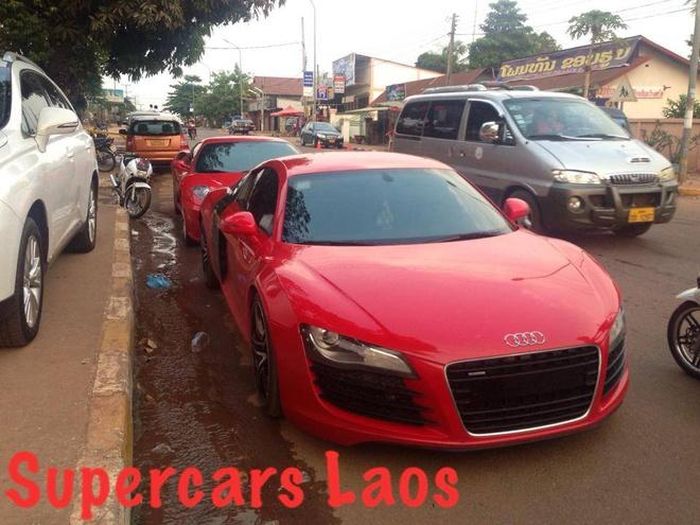 Audi R8 và Ferrari F430 ở Lào. 